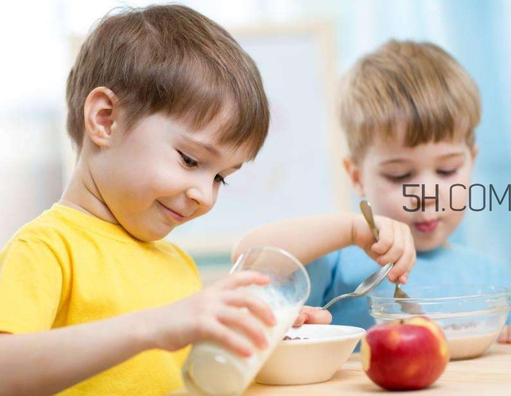 寶寶多大可以自己吃飯？如何讓寶寶愛上吃飯？