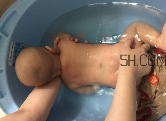 如何正確給寶寶洗澡？給寶寶洗澡水溫多少度？