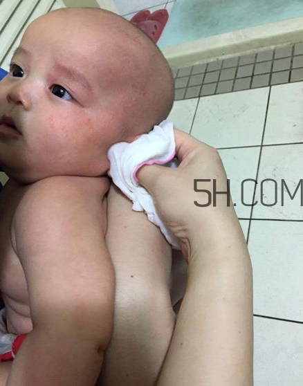 如何正確給寶寶洗澡？給寶寶洗澡水溫多少度？