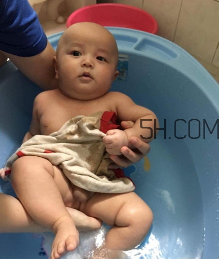 如何正確給寶寶洗澡？給寶寶洗澡水溫多少度？