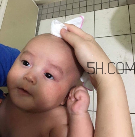 如何正確給寶寶洗澡？給寶寶洗澡水溫多少度？