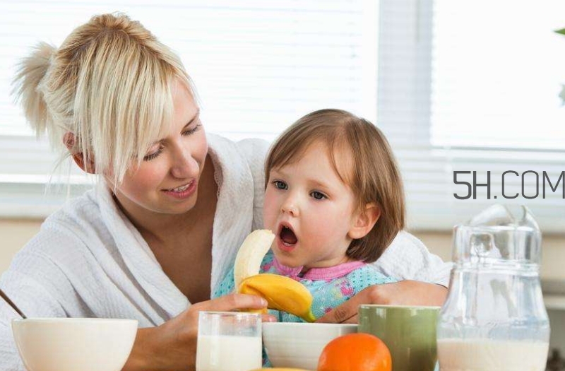 寶寶多大可以自己吃飯？如何讓寶寶愛上吃飯？