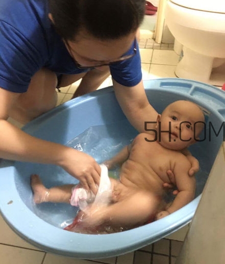 如何正確給寶寶洗澡？給寶寶洗澡水溫多少度？