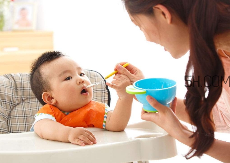 教會寶寶自己吃飯，你做到這些了嗎？
