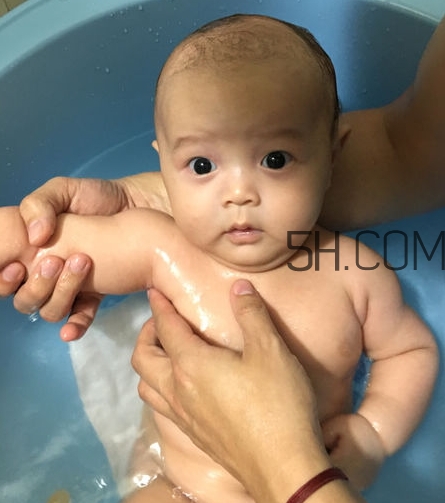 如何正確給寶寶洗澡？給寶寶洗澡水溫多少度？