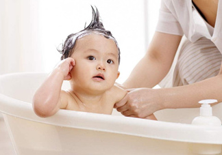 如何正確給寶寶洗澡？給寶寶洗澡水溫多少度？