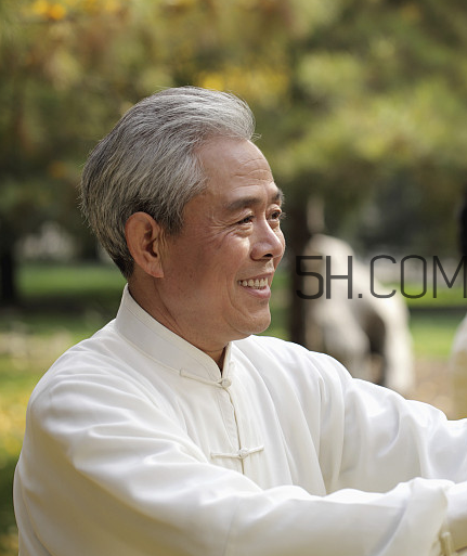 頸椎病能游泳嗎？頸椎病能引起胸疼嗎？