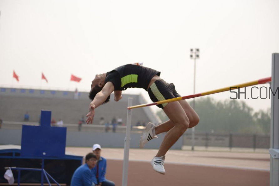 如何做好撐桿跳高運動？背越式跳高的七大技巧