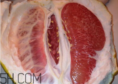 紅心柚和白心柚有什么區(qū)別？柚子皮泡水喝的作用？