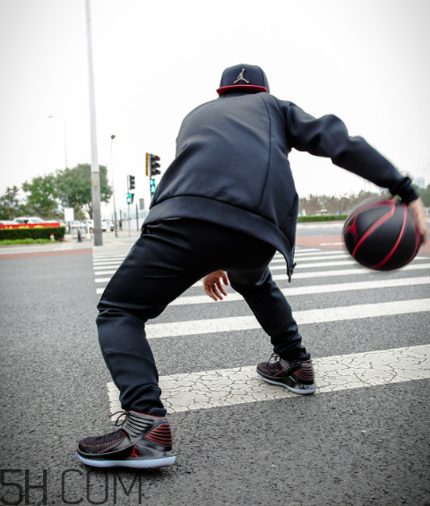 air jordan 32黑紅禁穿配色上腳效果怎么樣？