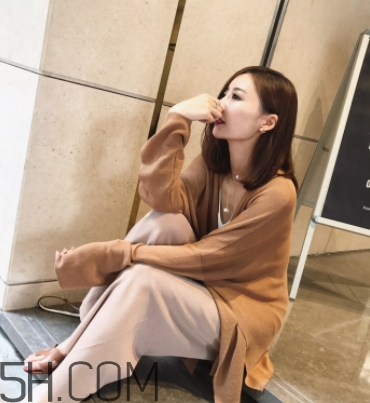 焦糖色風衣配什么內搭？焦糖色風衣里面穿什么