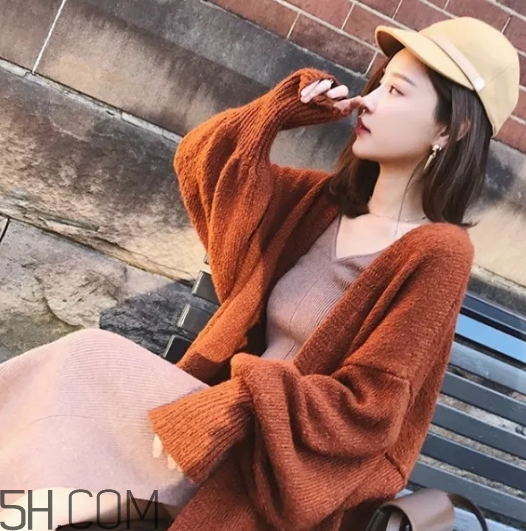 焦糖色毛衣配什么外套？焦糖色毛衣配什么顏色外套好看