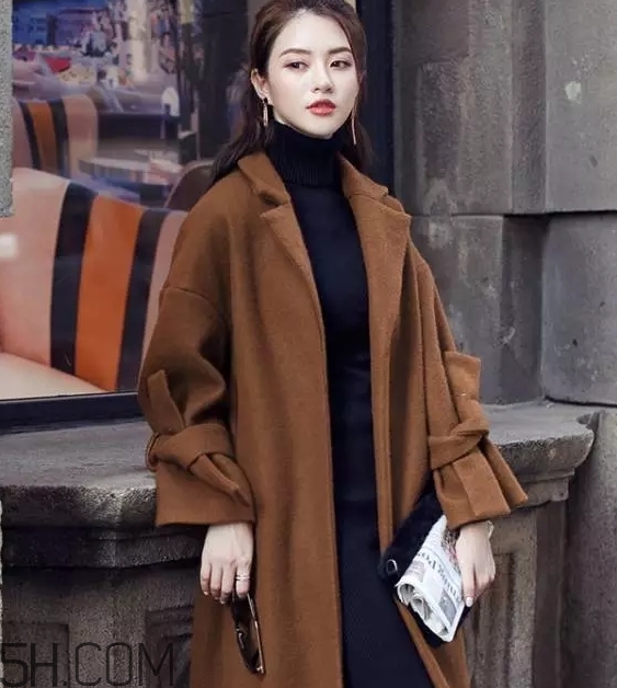 焦糖色大衣配什么顏色圍巾？焦糖色呢子配什么圍巾
