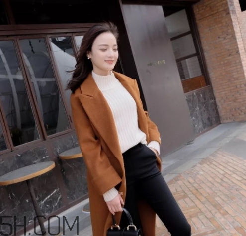 焦糖色風(fēng)衣配什么褲子？焦糖色風(fēng)衣搭配褲子顏色