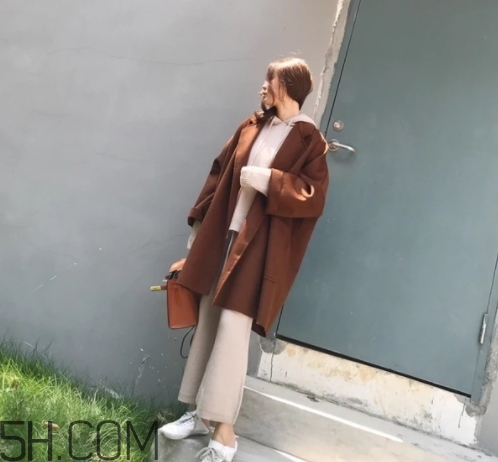 焦糖色風(fēng)衣配什么褲子？焦糖色風(fēng)衣搭配褲子顏色