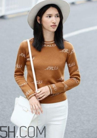 焦糖色毛衣配什么褲子？焦糖色毛衣配什么鞋子？