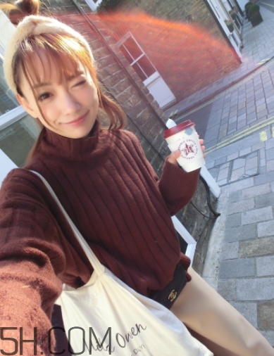焦糖色毛衣配什么褲子？焦糖色毛衣配什么鞋子？