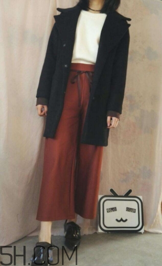 焦糖色褲子配什么顏色外套？焦糖色褲子怎么搭配圖片
