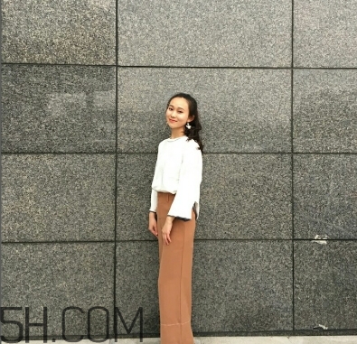 焦糖色褲子配什么鞋子？焦糖色褲子配什么襪子