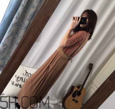 焦糖色裙子配什么上衣？焦糖色裙子配什么顏色上衣好看
