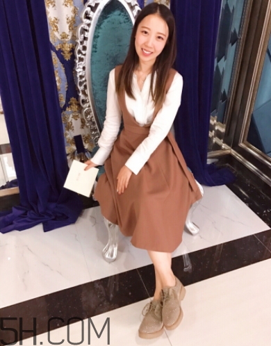 焦糖色裙子配什么襪子？焦糖色裙子配什么鞋子