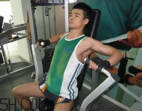 坐姿推胸能練下胸嗎？坐姿推胸和臥推哪個效果好？