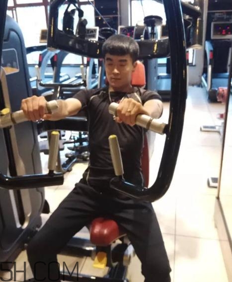 坐姿推胸多重合適？坐姿推胸怎么確定重量？
