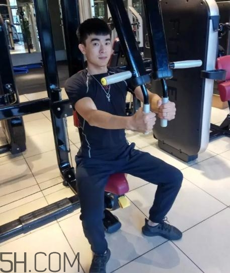 坐姿推胸多重合適？坐姿推胸怎么確定重量？