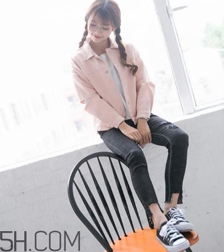 粉色衣服配什么顏色的褲子？粉色衣服搭配褲子圖片
