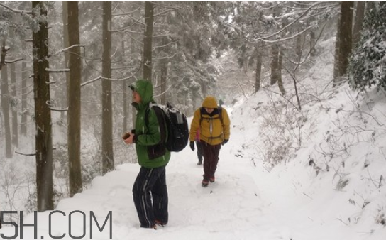 下雪爬山要準備什么？爬山后小腿疼怎么按摩？