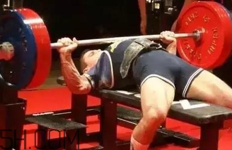 什么是斷頭臺臥推？杠鈴斷頭臺臥推怎么做？