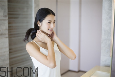 粉刺和黑頭的區(qū)別 粉刺和痤瘡一樣嗎？