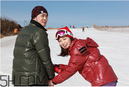 滑雪穿什么衣服比較好？滑雪鞋怎么穿？