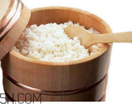 煮飯用熱水還是冷水？煮飯要放多少水