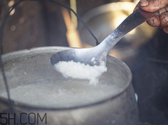 煮飯?jiān)趺床徽冲?？煮飯能用開(kāi)水嗎