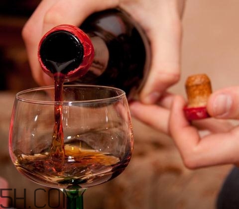喝酒會(huì)引起尿酸偏高嗎？喝酒會(huì)引起尿毒癥嗎？