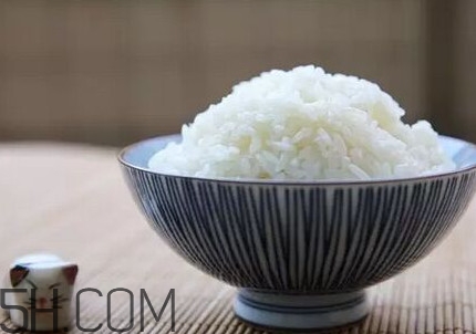 煮飯用熱水還是冷水？煮飯要放多少水