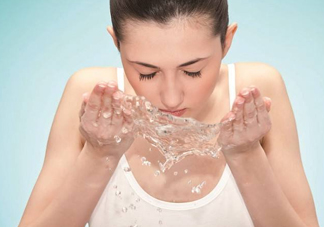 秋天洗臉用冷水還是熱水好？洗臉用毛巾好還是不用的好