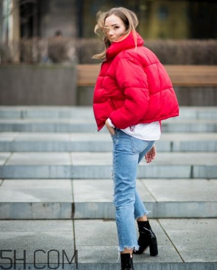 紅色羽絨服怎么搭配？紅色羽絨服搭配圖片