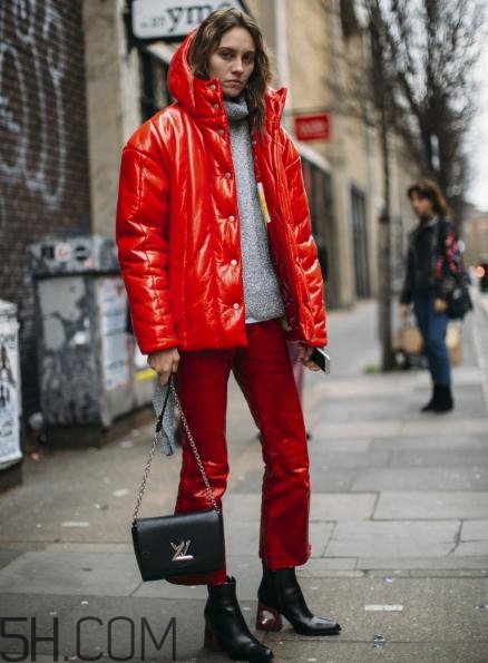 紅色羽絨服怎么搭配？紅色羽絨服搭配圖片