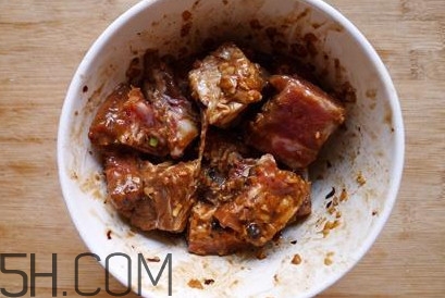 粉蒸肉五花肉怎么腌制？做粉蒸肉的肉要去皮嗎