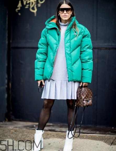 羽絨服搭配什么裙子好看？羽絨服搭配裙子圖片