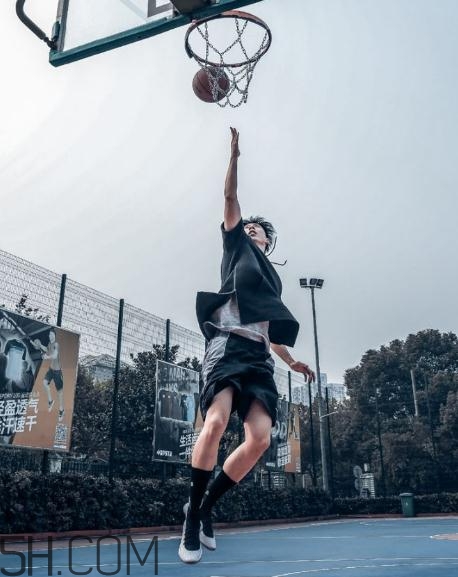 under armour curry 4黑白配色上腳效果怎么樣？