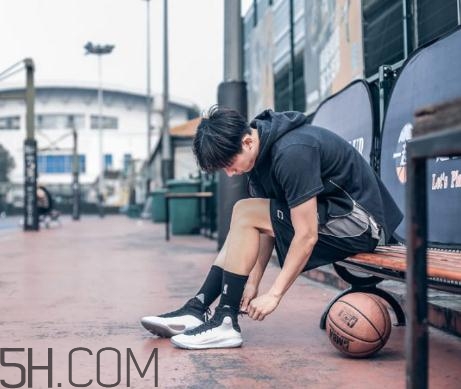 under armour curry 4黑白配色上腳效果怎么樣？