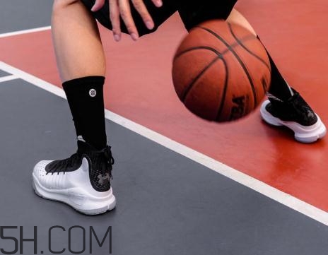 under armour curry 4黑白配色上腳效果怎么樣？