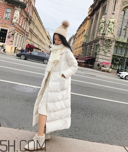 白色羽絨服配什么鞋子？白色羽絨服搭配鞋子圖片