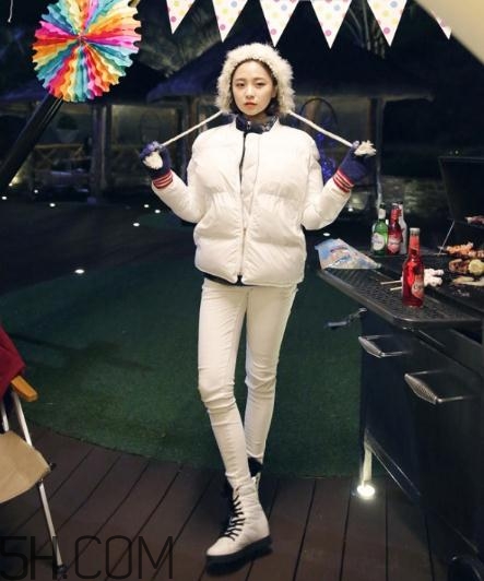 白色羽絨服配什么鞋子？白色羽絨服搭配鞋子圖片