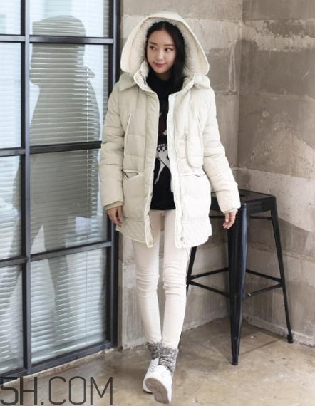 白色羽絨服配什么褲子？白色羽絨服搭配褲子圖片