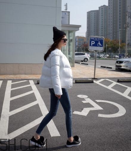 白色羽絨服配什么褲子？白色羽絨服搭配褲子圖片
