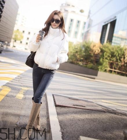 白色羽絨服配什么褲子？白色羽絨服搭配褲子圖片
